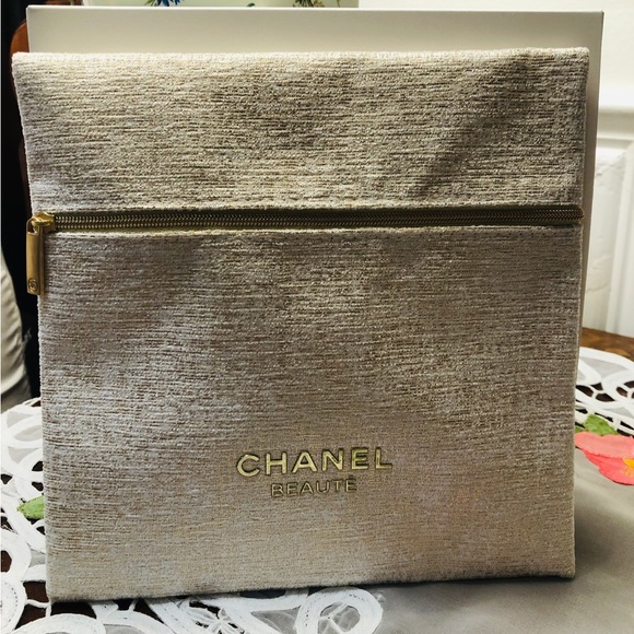 Chanel Cosmetic Bag ! - Picture 2 of 8
